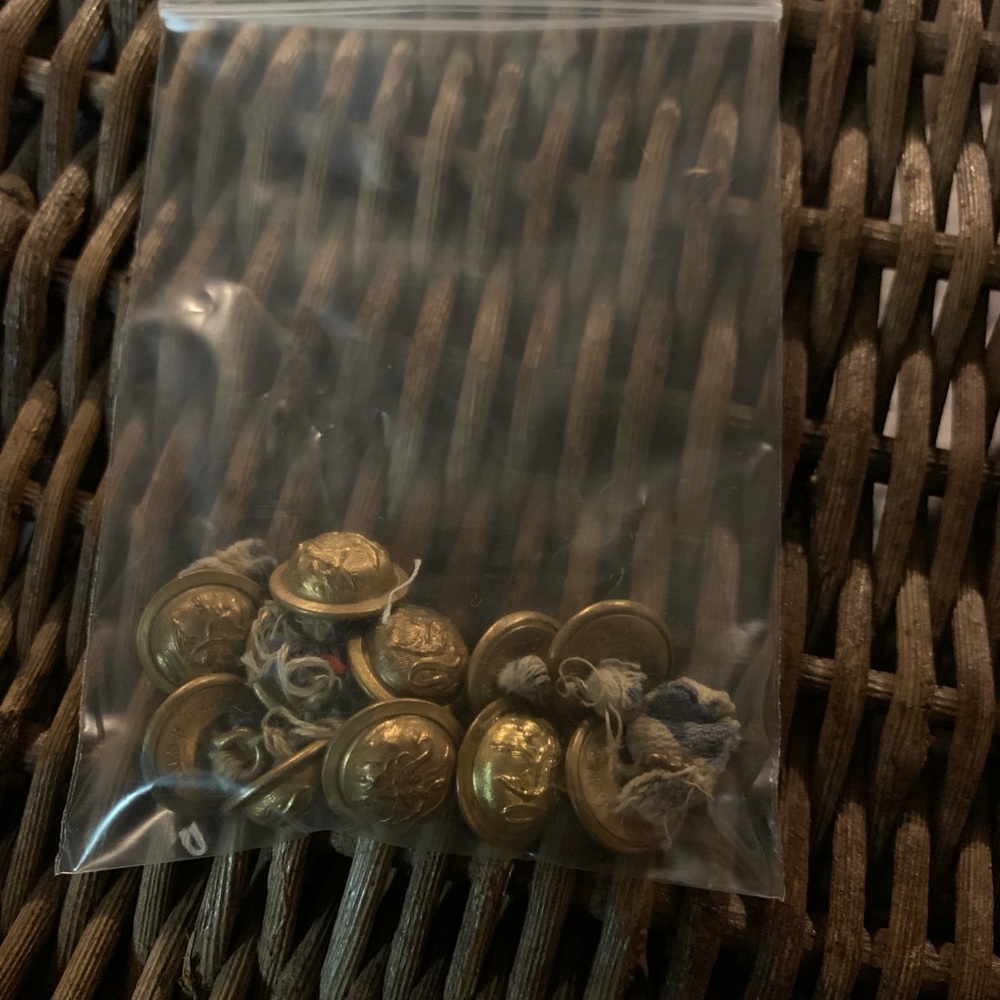 1870’s military buttons with uniform remnants on them - Picture 3 of 5